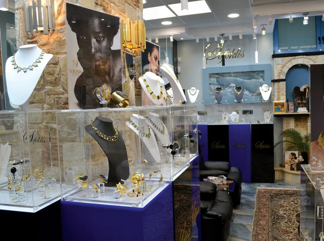 Λεπτομέρεια από τις προθήκες του showroom Sofoklis